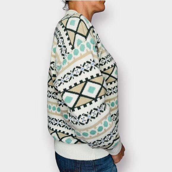90s Claiborne Cream Geometric print Sweater - Picture 6 of 7